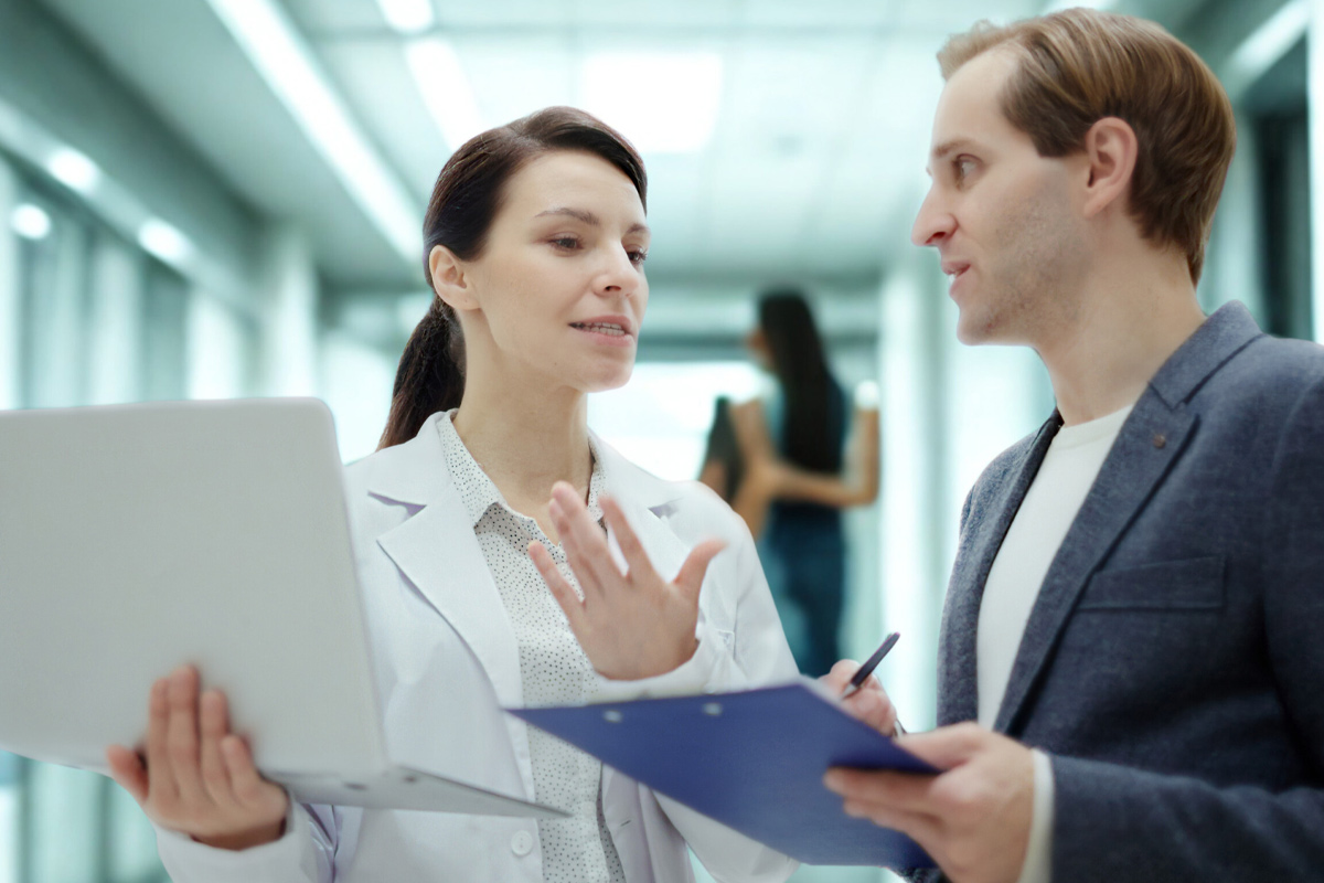 Clinician speaking with Service Agent